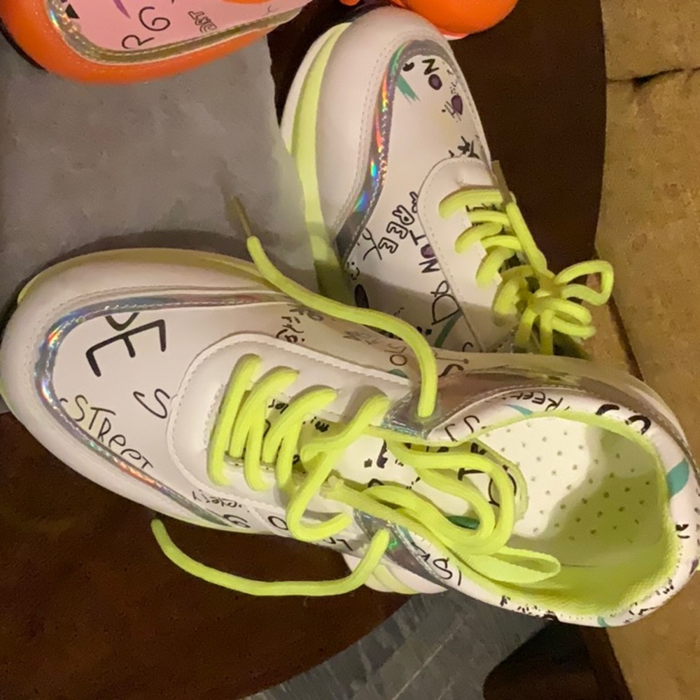 Women size 7 sneaker.